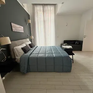 Resta Cu Mme A Chiaia House Aparthotel Napoli